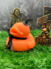 Lade das Bild in den Galerie-Viewer, The Pumpkin Duck
